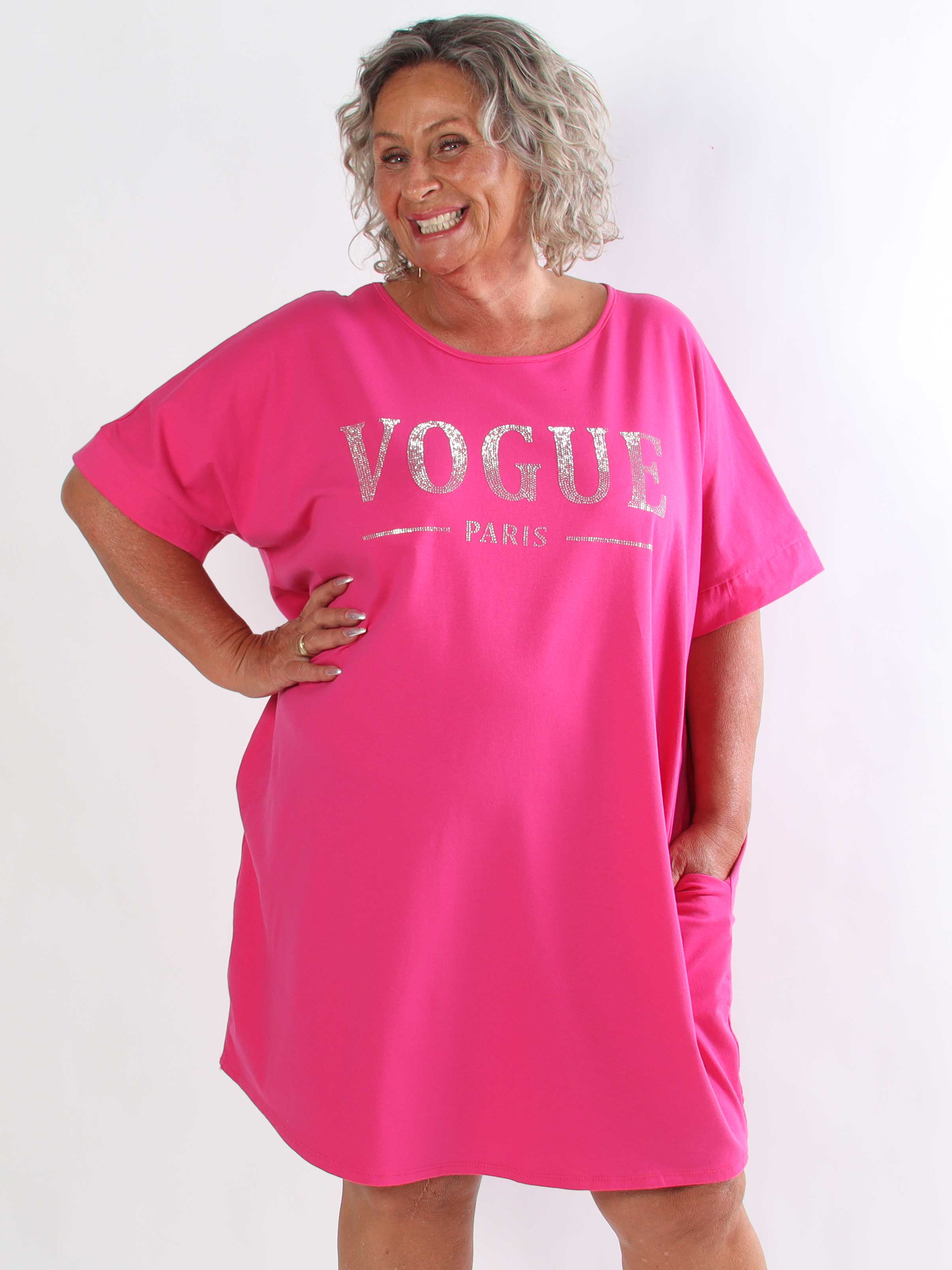Berna - Plus size t-shirtkjole i bomuld med lommer og glimtende “VOGUE”-detalje